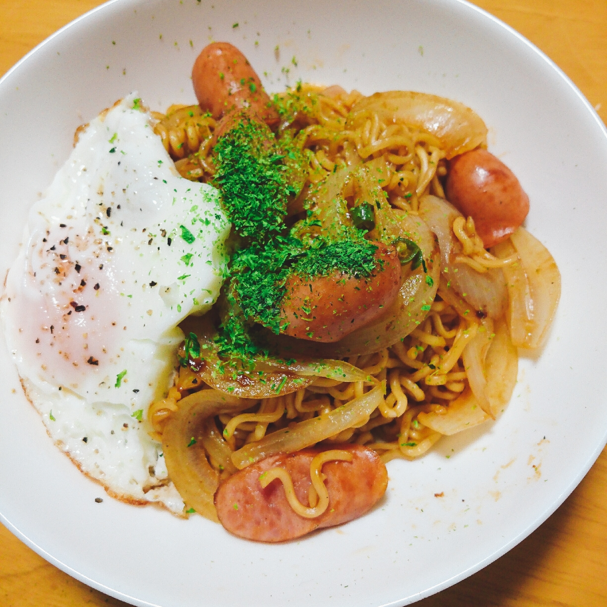 玉ねぎとウインナーの即席焼きそば 目玉焼き乗せ