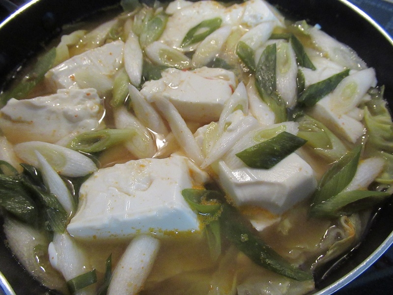 豆腐とキャベツのピリ辛味噌鍋