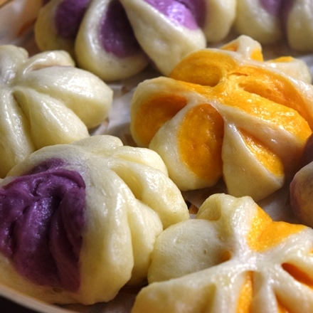 黄色と紫の花蒸しパン