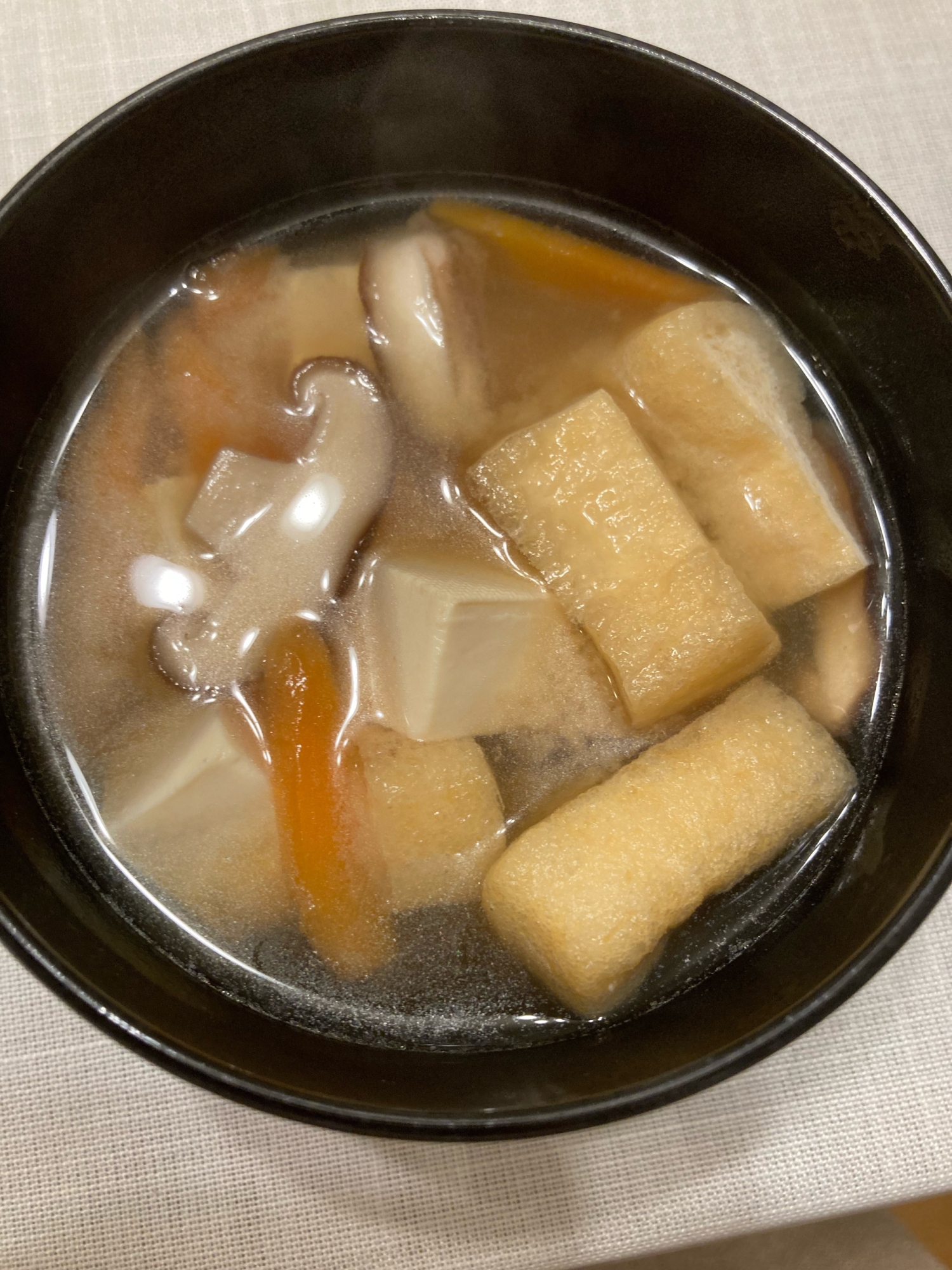 油揚げと椎茸と人参と豆腐の味噌汁