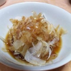 生のたまねぎはほんとはちょっと苦手なんですが、新玉ねぎの季節なので挑戦！！水によくさらすと甘みが増してＧＯＯＤでした～。