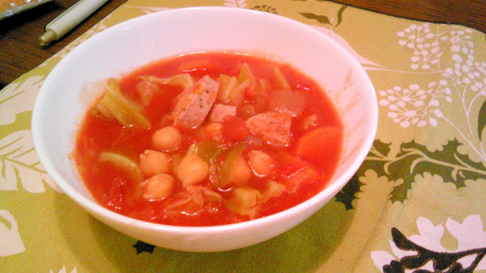 ひよこ豆・キャベツ・ポークソーセージのトマトスープ