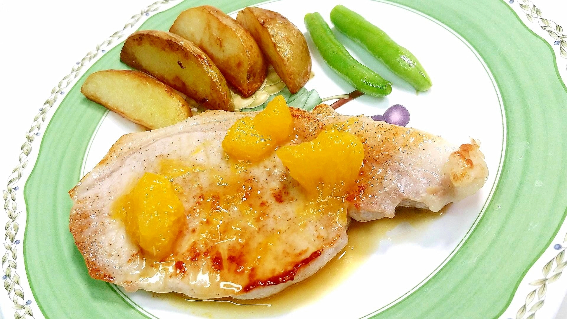 白と緑のお皿に盛り付けられたじゃがいも、ポークソテーの甘夏ソース