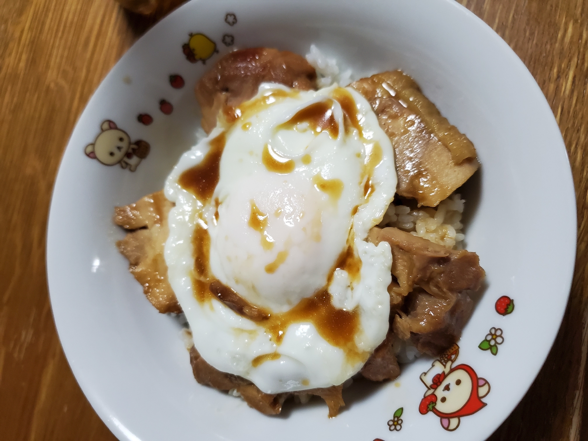 鶏もも肉のチャーシューの目玉焼き乗せ丼