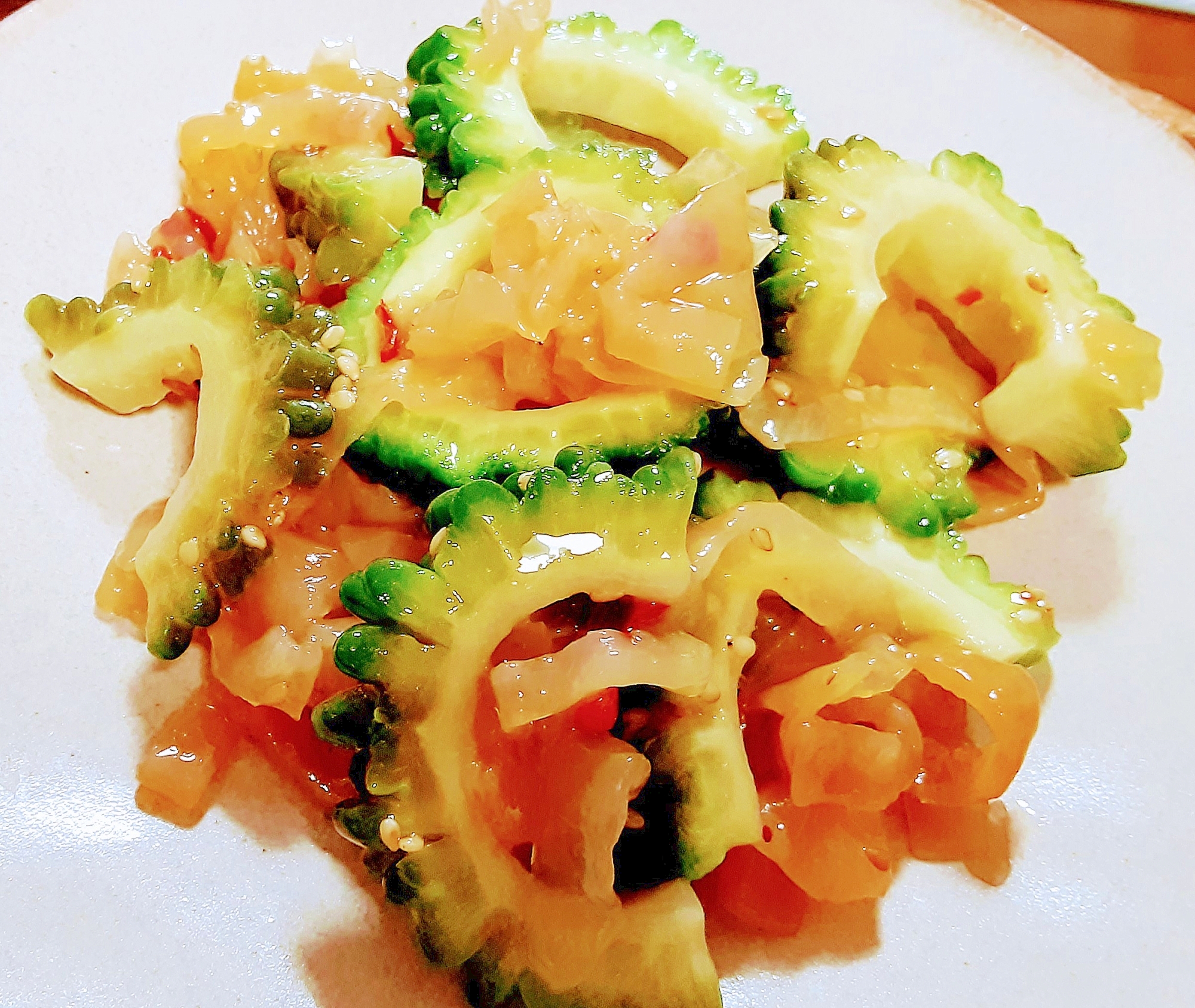 白い丸皿に盛り付けたクラゲとゴーヤの和え物