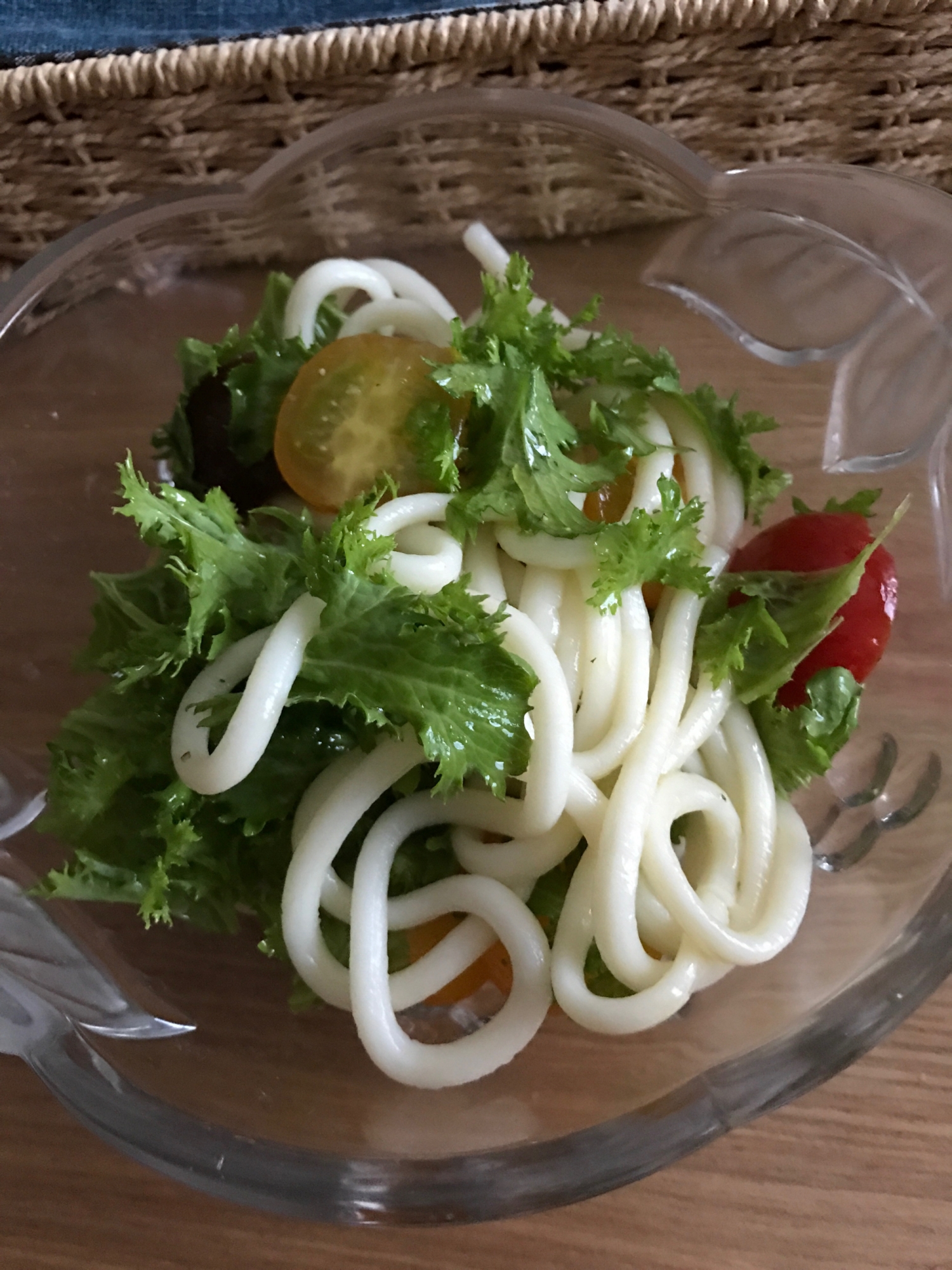 わさび菜とミニトマトのサラダうどん