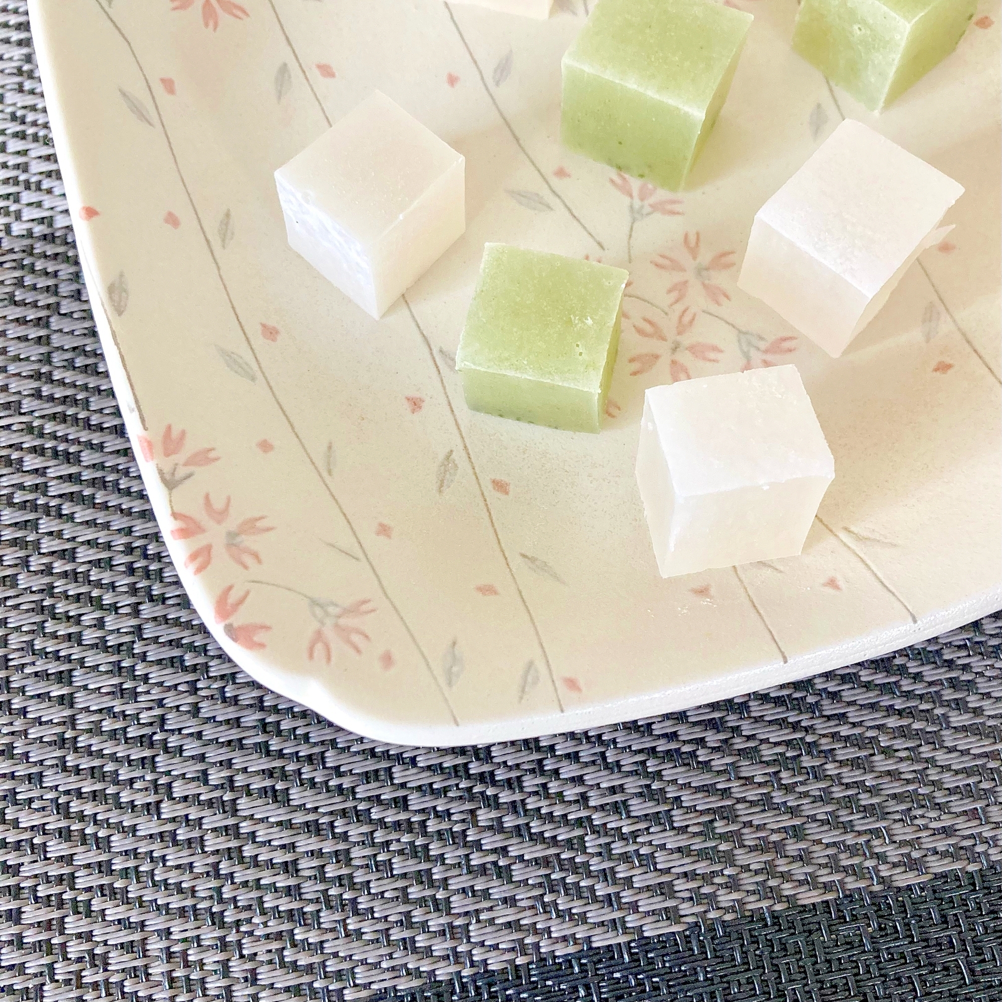 エリスリトールで作る緑と白の低糖質琥珀糖