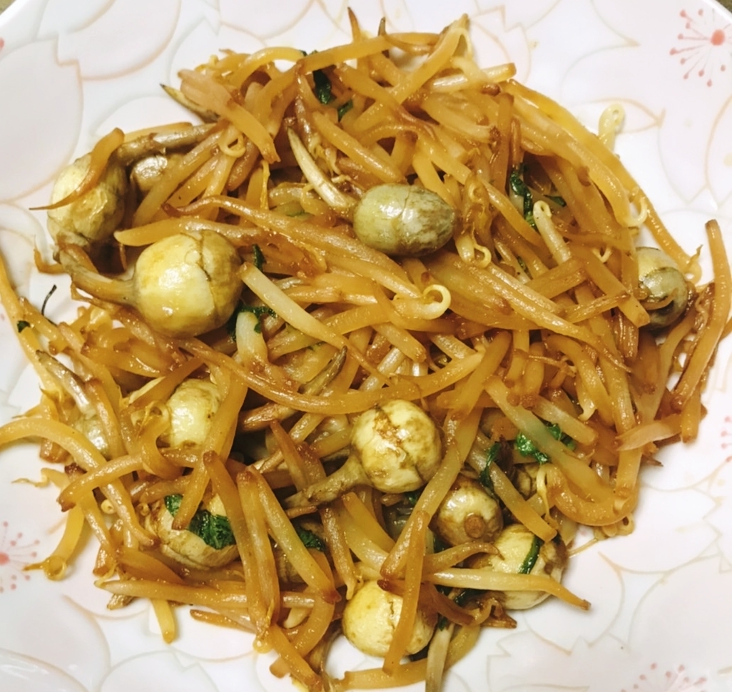 ごま油香る、モヤシとクワイとシソの醤油炒め