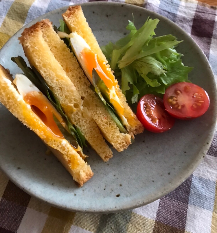 目玉焼きサンドの朝ごはん