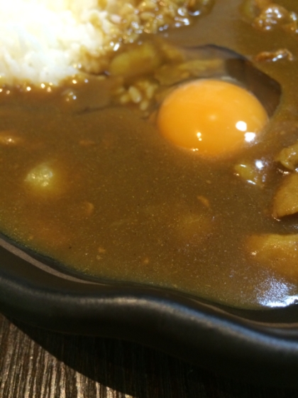 カレーとソースってあいますよね！
作るときにいつもまぜまぜしちゃうので卵だけオンしていただきました！
黄身とカレーを絡めていただくの♪
幸せ〜|o´艸)ごちです