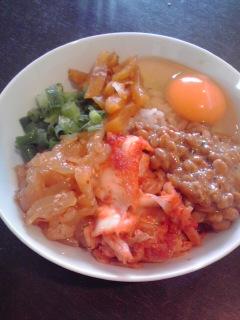 いろいろのっけて♪中華クラゲとキムチの爆弾丼