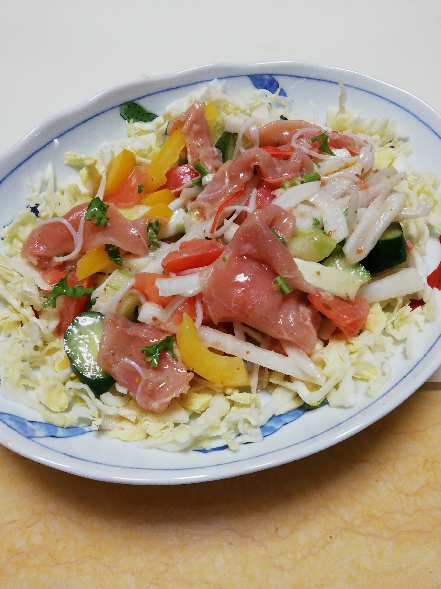 生ハムとカニカマと野菜のまろやかごまわさびサラダ