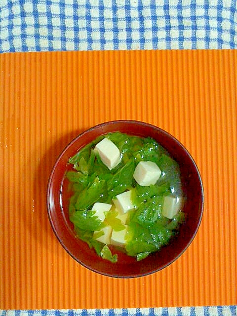 セロリの葉と豆腐のコンソメスープ♪