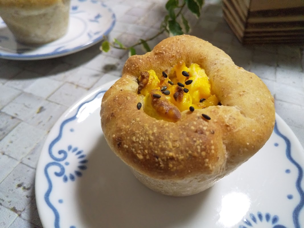 スクランブルエッグと胡麻味噌のマフィンカップパン