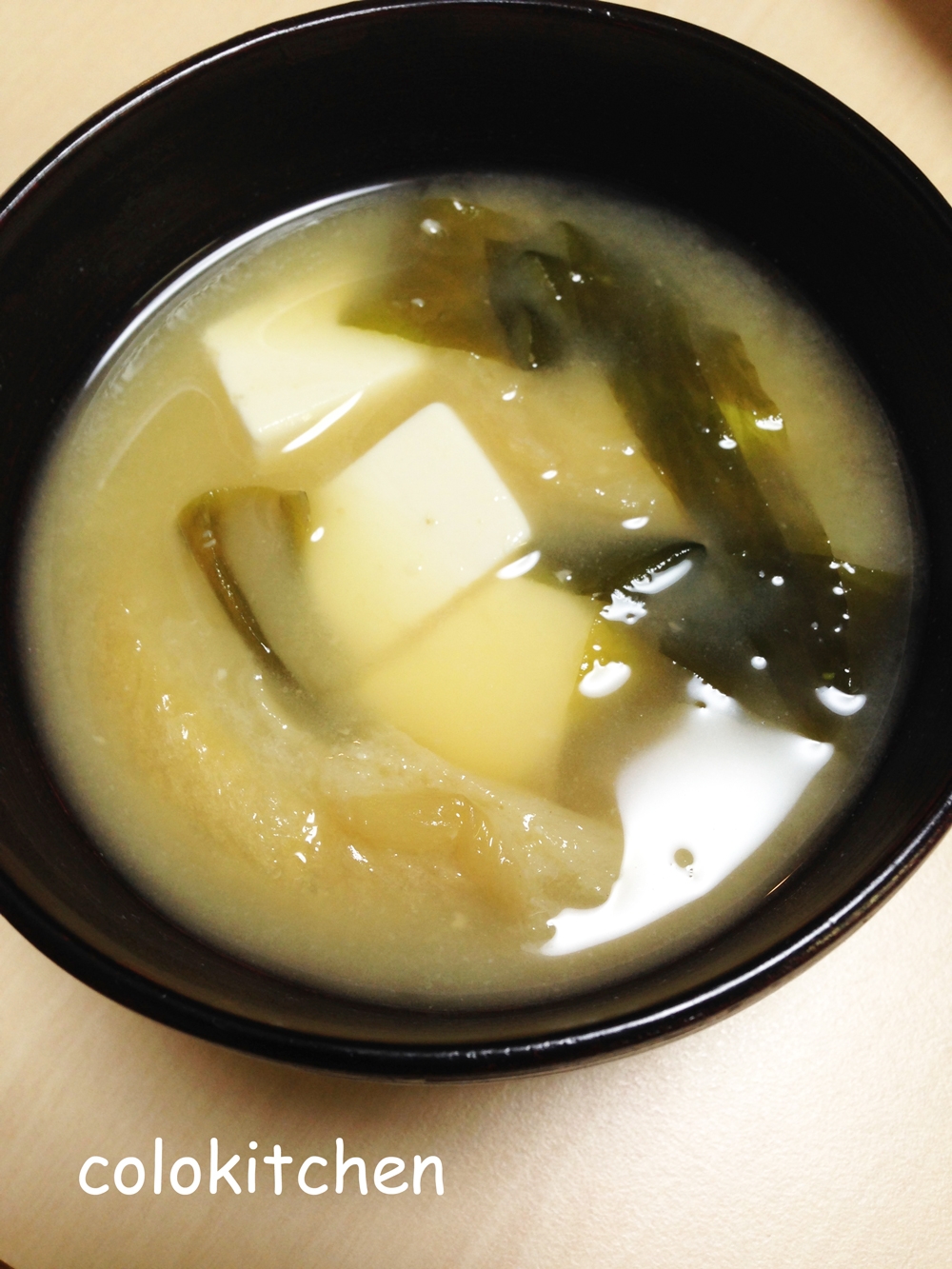 豆腐とわかめと麩の味噌汁