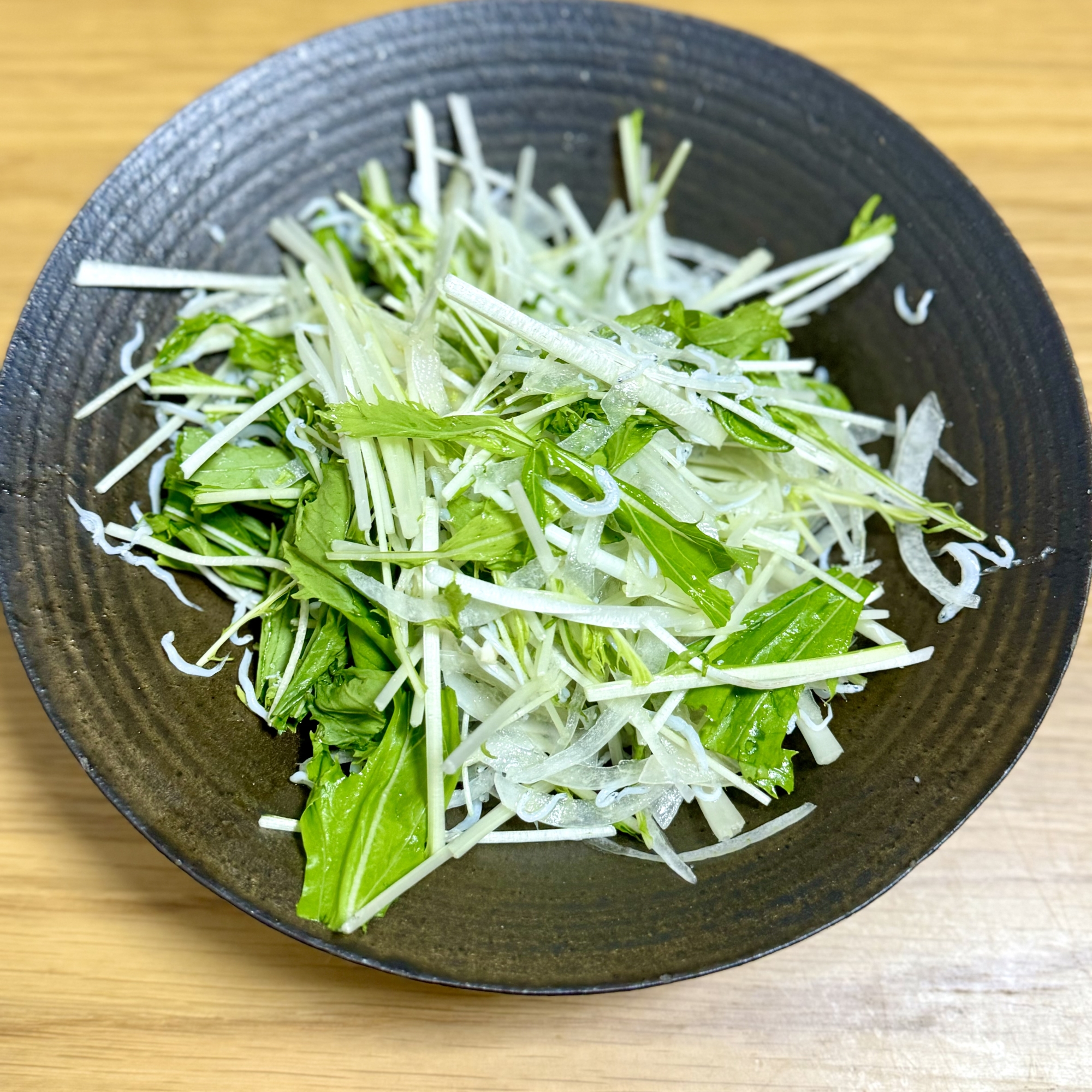 切って混ぜるだけ！ 水菜と玉ねぎしらすのサラダ