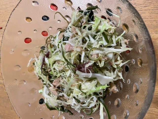 手作りドレッシングで！給食の海藻サラダ