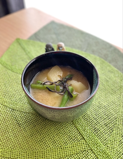 じゃが芋といんげんと塩昆布の味噌汁