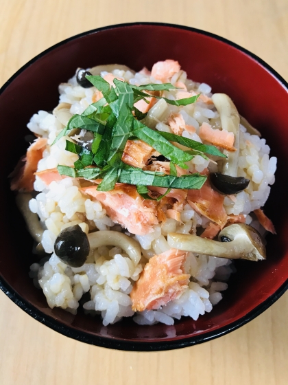 鮭を沸騰したお湯にくぐらせるのがポイントなんですね。
臭みが無くなって食べやすかったです。
下処理は大事ですね。
とても参考になりました。