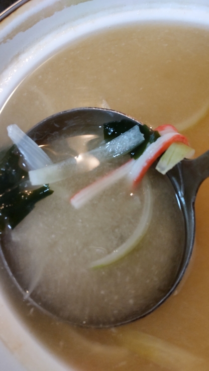玉葱とわかめとカニカマの味噌汁