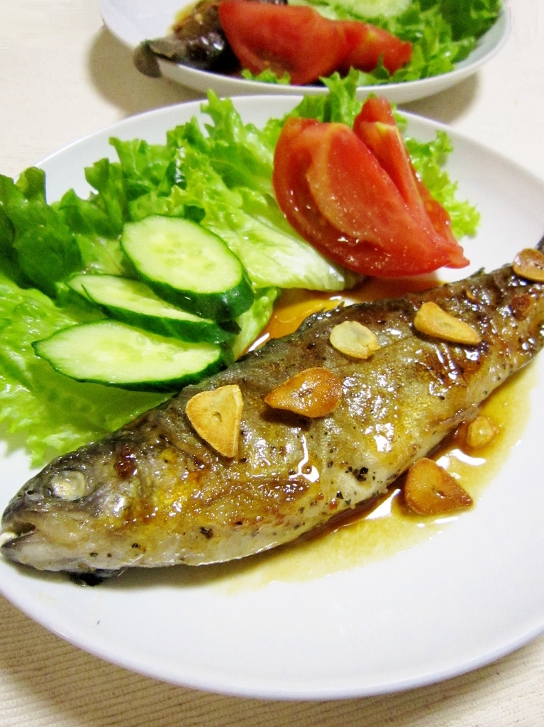 白いお皿に盛られたニジマスのムニエル