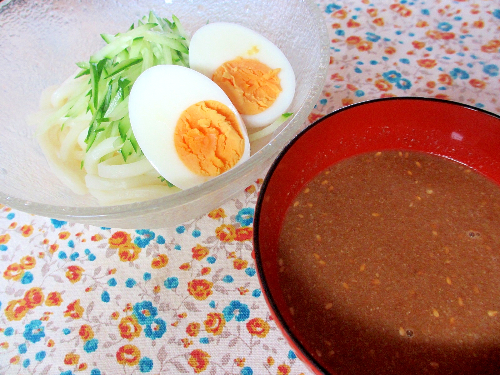 キュウリとゆで卵のゴマ味噌だれうどん