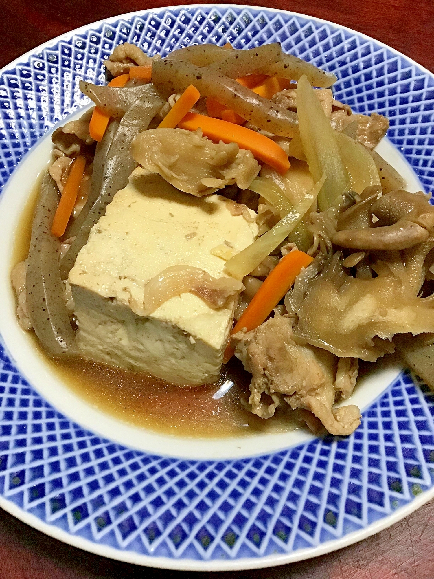 豚とマイタケとコンニャクと人参の麺つゆ煮込み豆腐。