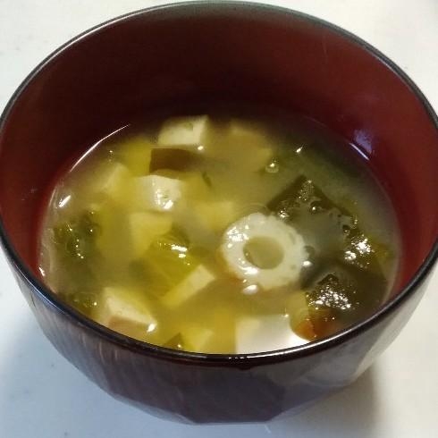 ちくわとレタスとわかめと豆腐とネギのお味噌汁