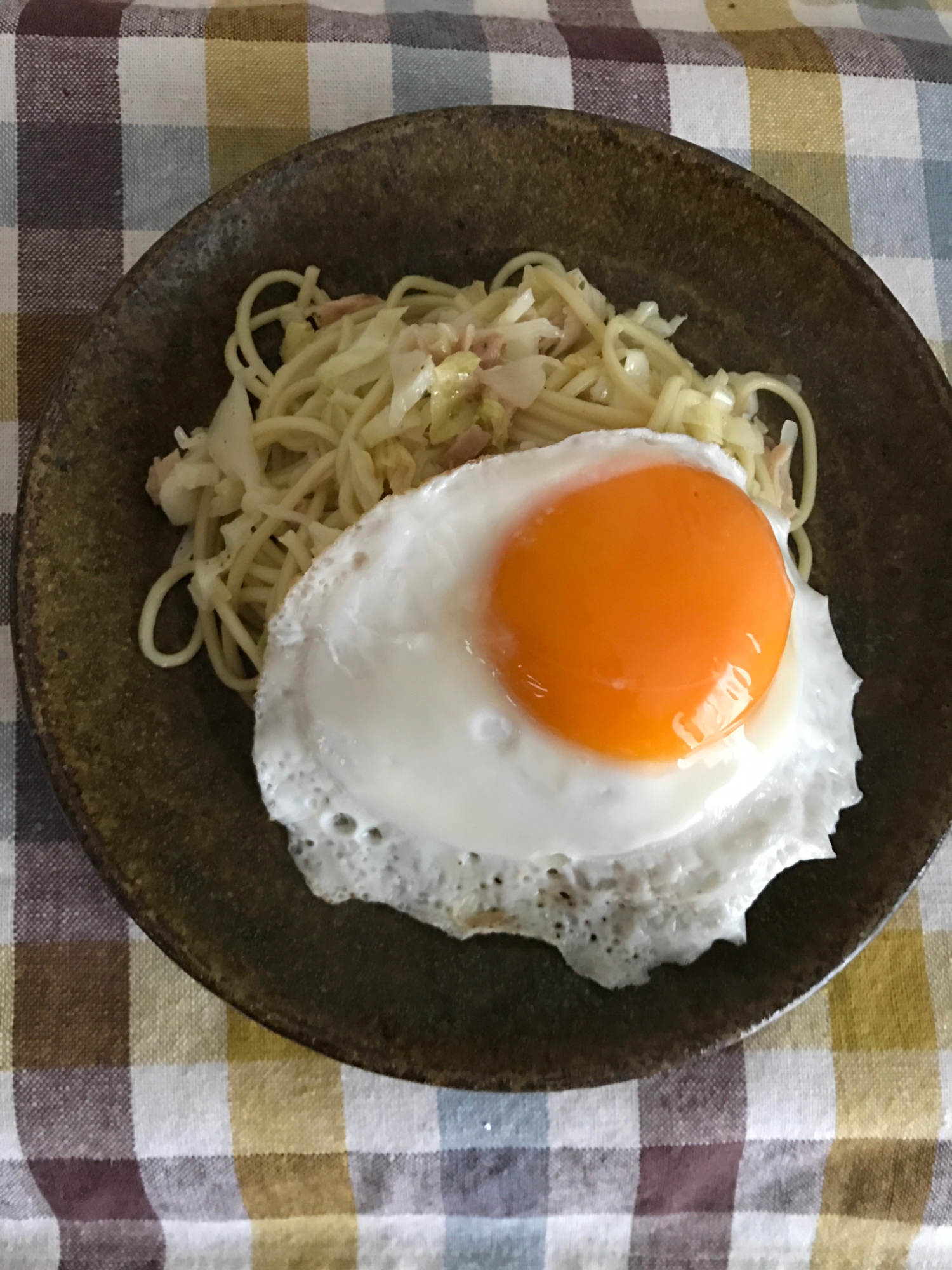 キャベツとツナの塩焼きそば目玉焼きのせ