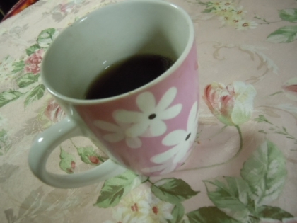 おまたせ❤❤
恥カップだよ～ん♪（ノ´∀｀）ノ♪
笑
カップの底に溜まってしまった生姜。
なんとかスプーン無しで飲んでやろうとチャレンジしない？
私だけかな・笑