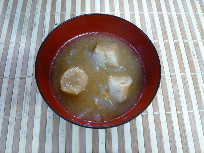 玉ねぎと麩の味噌汁