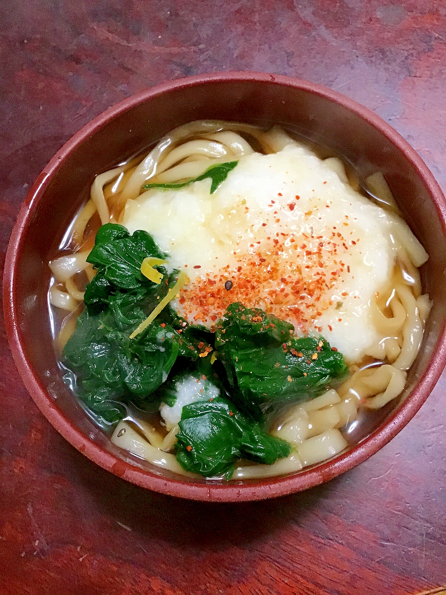 とろろとほうれん草の温かい水沢うどん