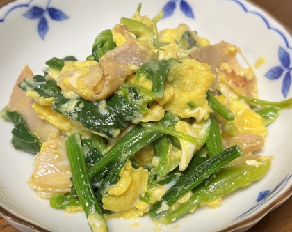 小松菜とベーコンの卵とじ炒め
