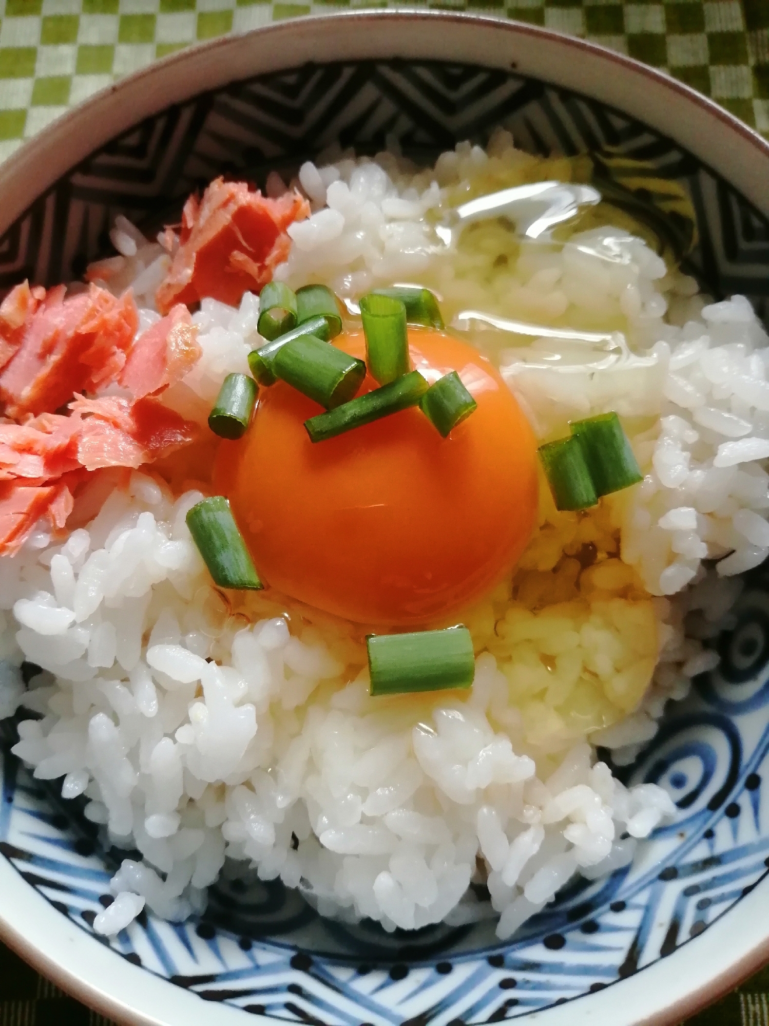 焼き鮭とねぎの麺つゆ卵かけごはん