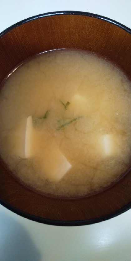 豆腐と万能ねぎ（青ねぎ）の味噌汁！