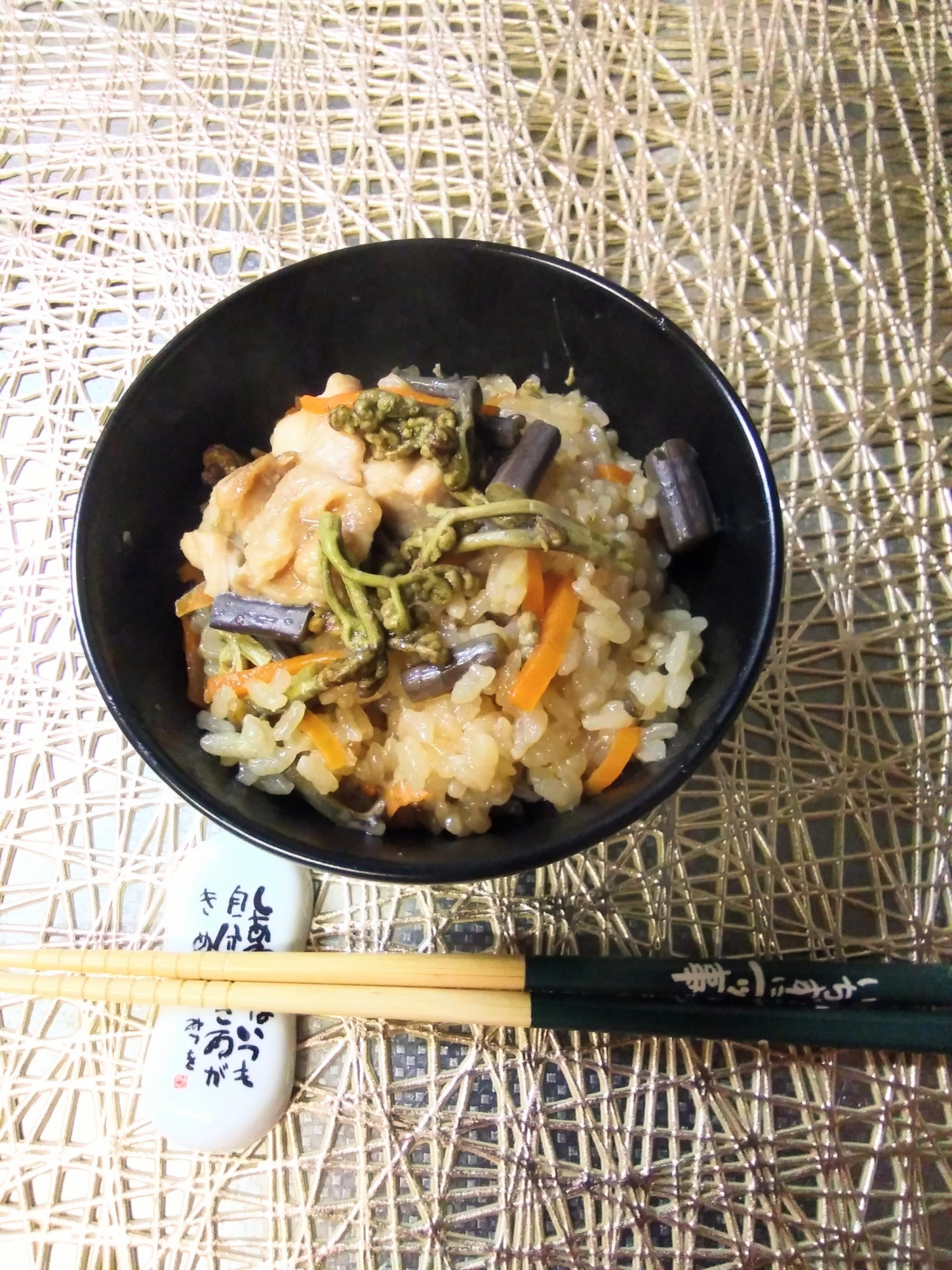 黒い茶碗に盛り付けた鶏もも肉入り山菜おこわ