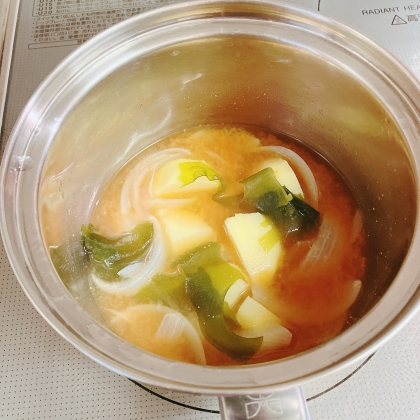 新じゃがと新玉葱とわかめのお味噌汁(白味噌椎茸だし