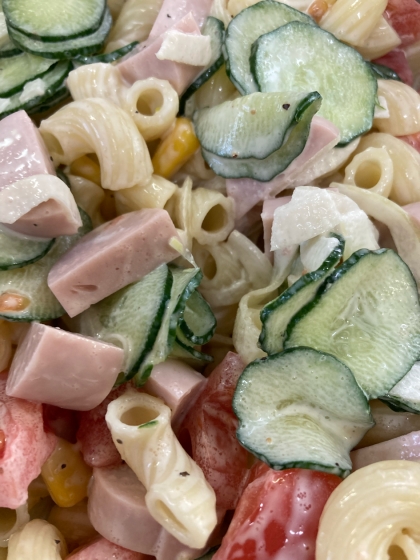 わーい沢山できましたー!
トマトも入れて少し赤みを出しました。
お惣菜売り場でマカロニサラダも高くなりましたもんね。やっぱり手作りが最高ですよ。