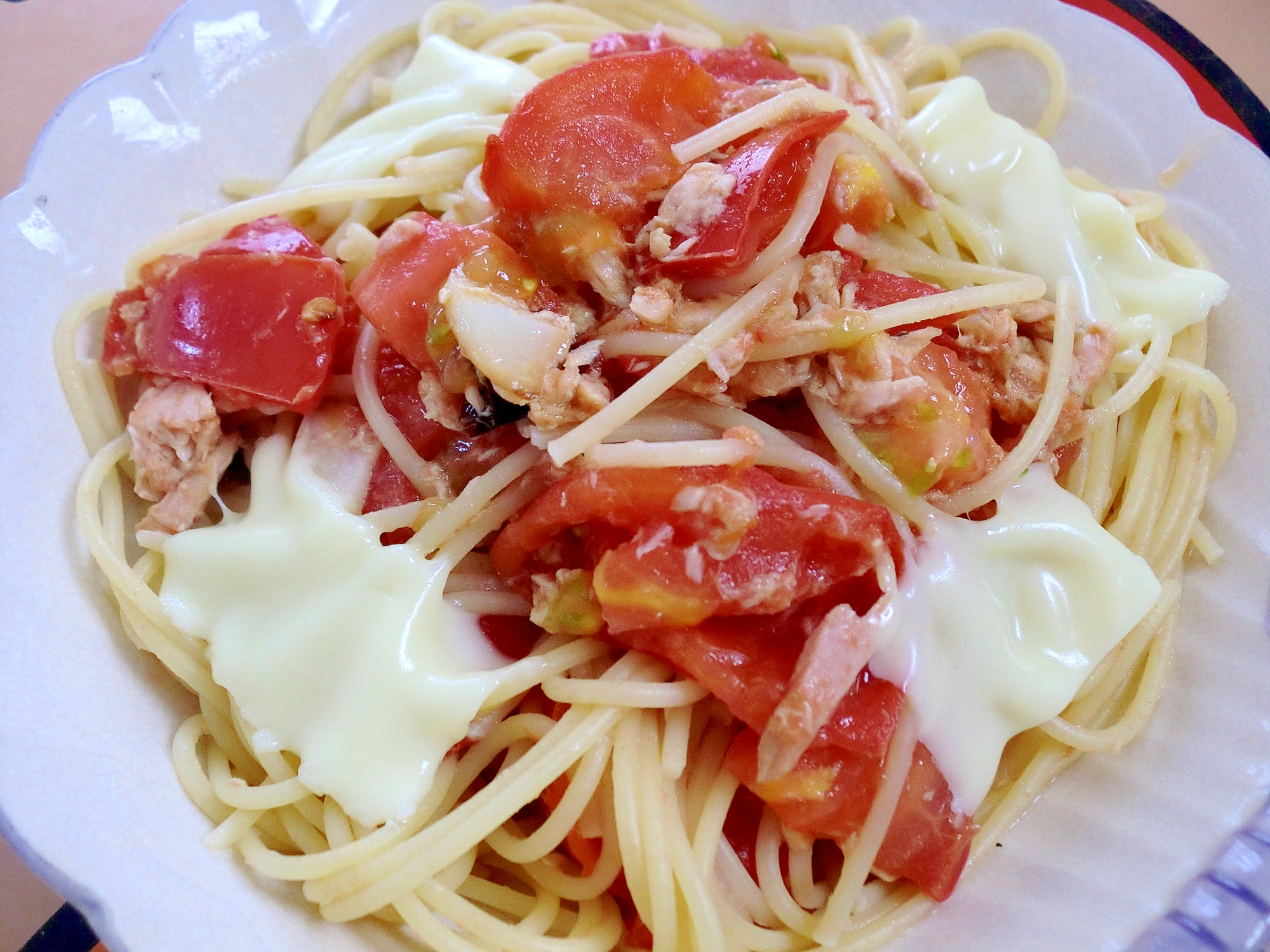 トマトとツナの辛いパスタ とろけるチーズのせ レシピ 作り方 By Hottyoi 楽天レシピ