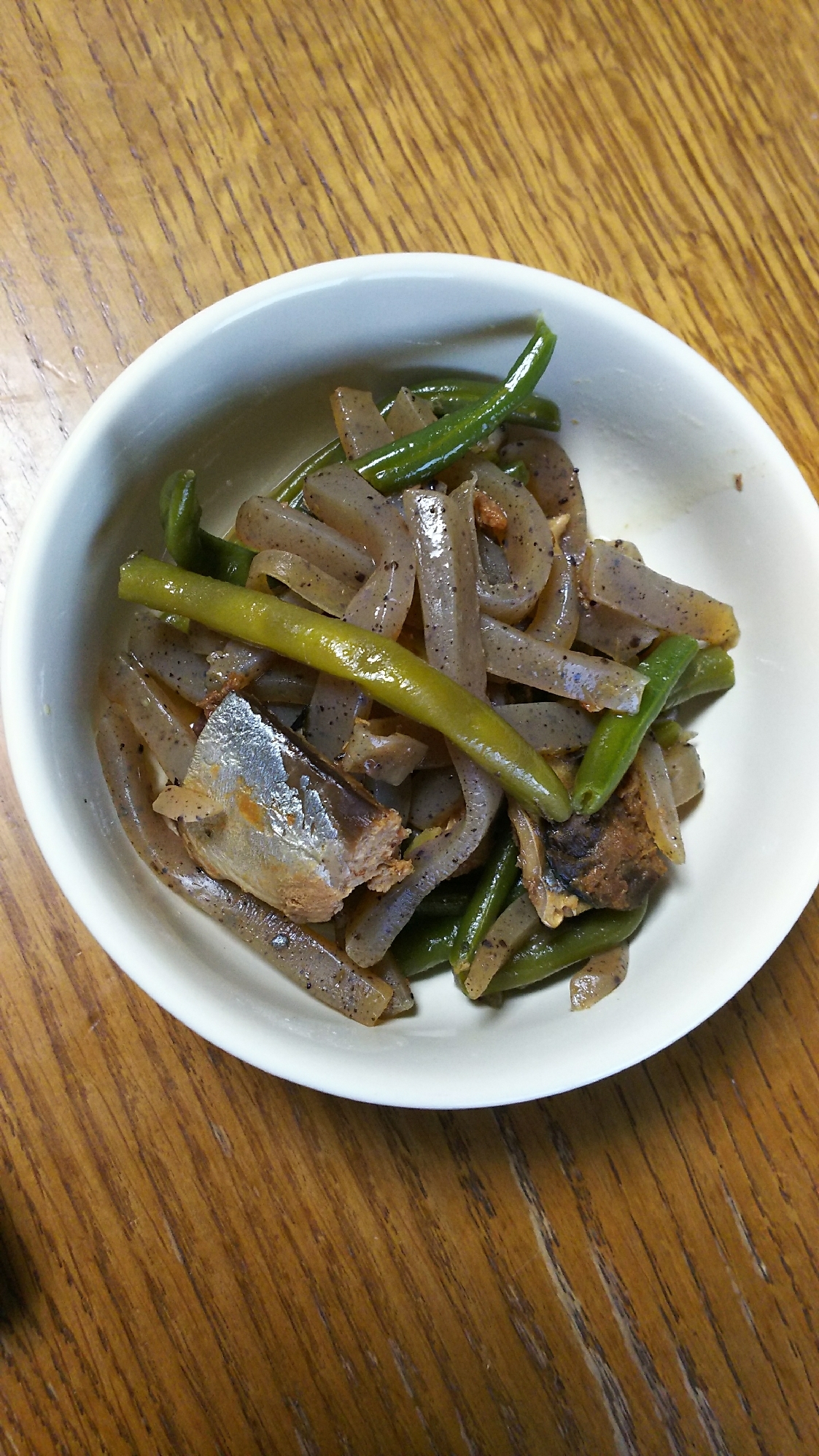 こんにゃくとインゲンとサバ缶の煮物