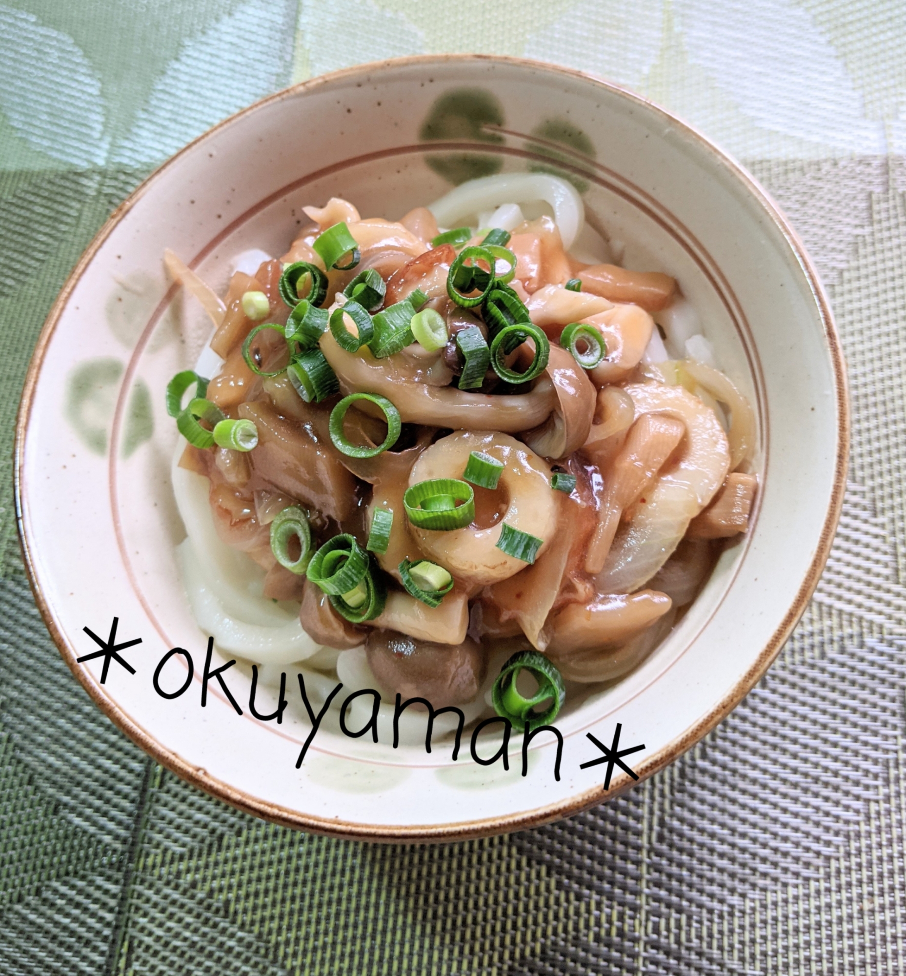 ちくわとしめじで、ピリ辛あんかけうどん