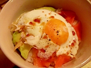 スモークサーモンの簡単「まむし丼」