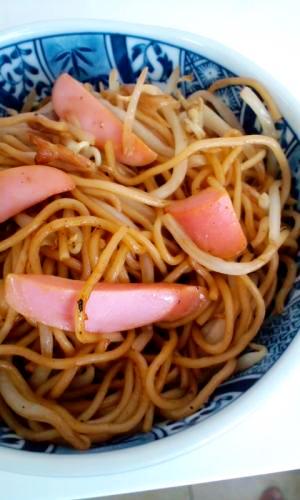 もやしと魚肉ソーセージの焼きそば