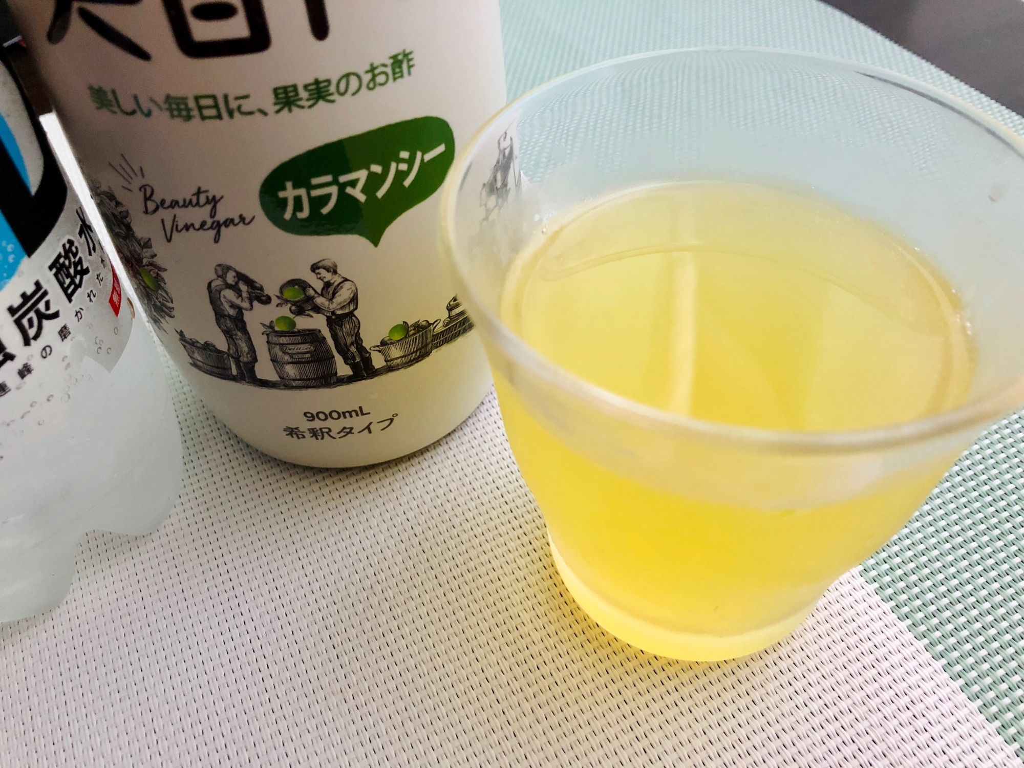 コップに入ったフルーツ酢ソーダ