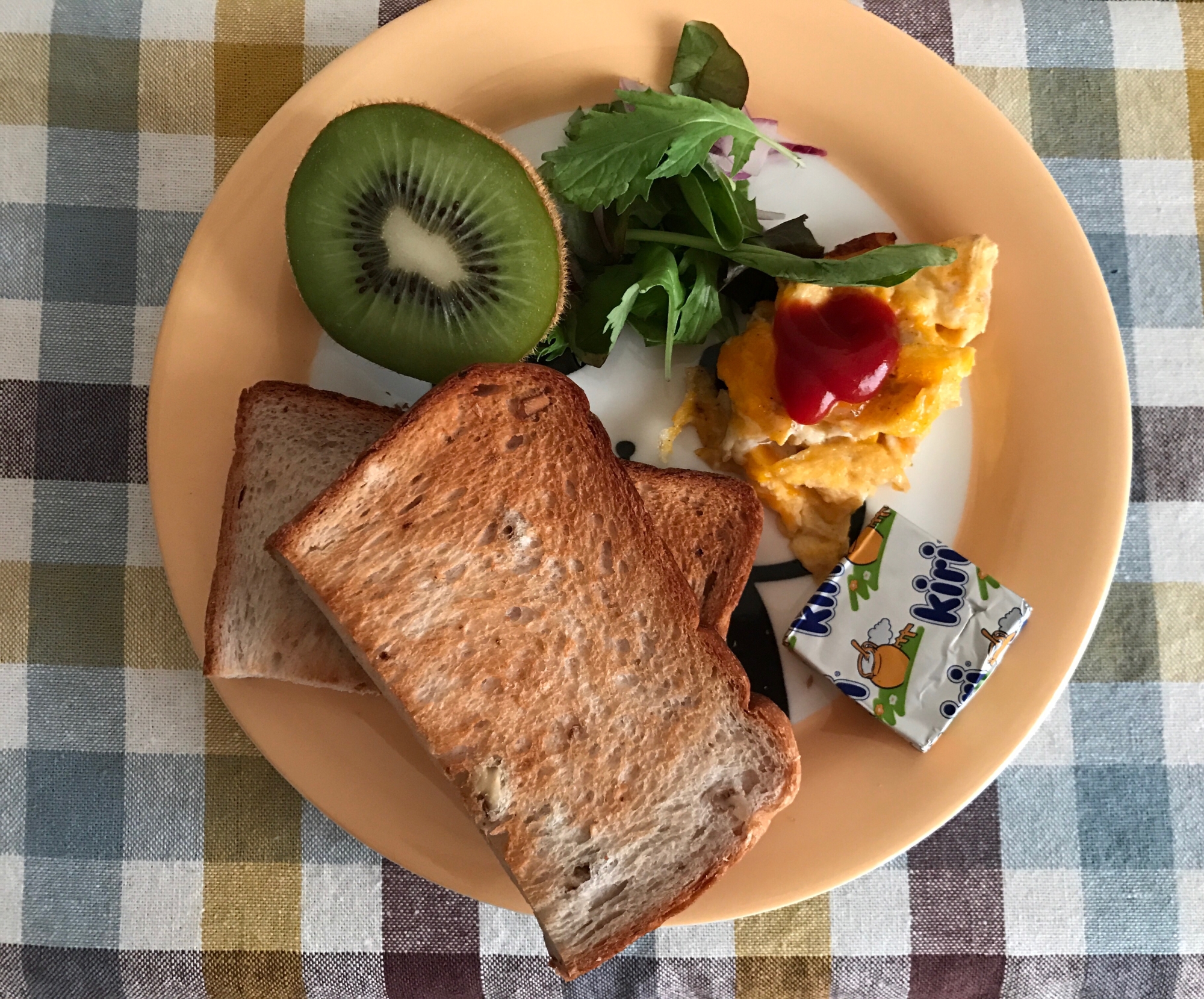 胡桃食パンとミニオムレツの朝ごはん