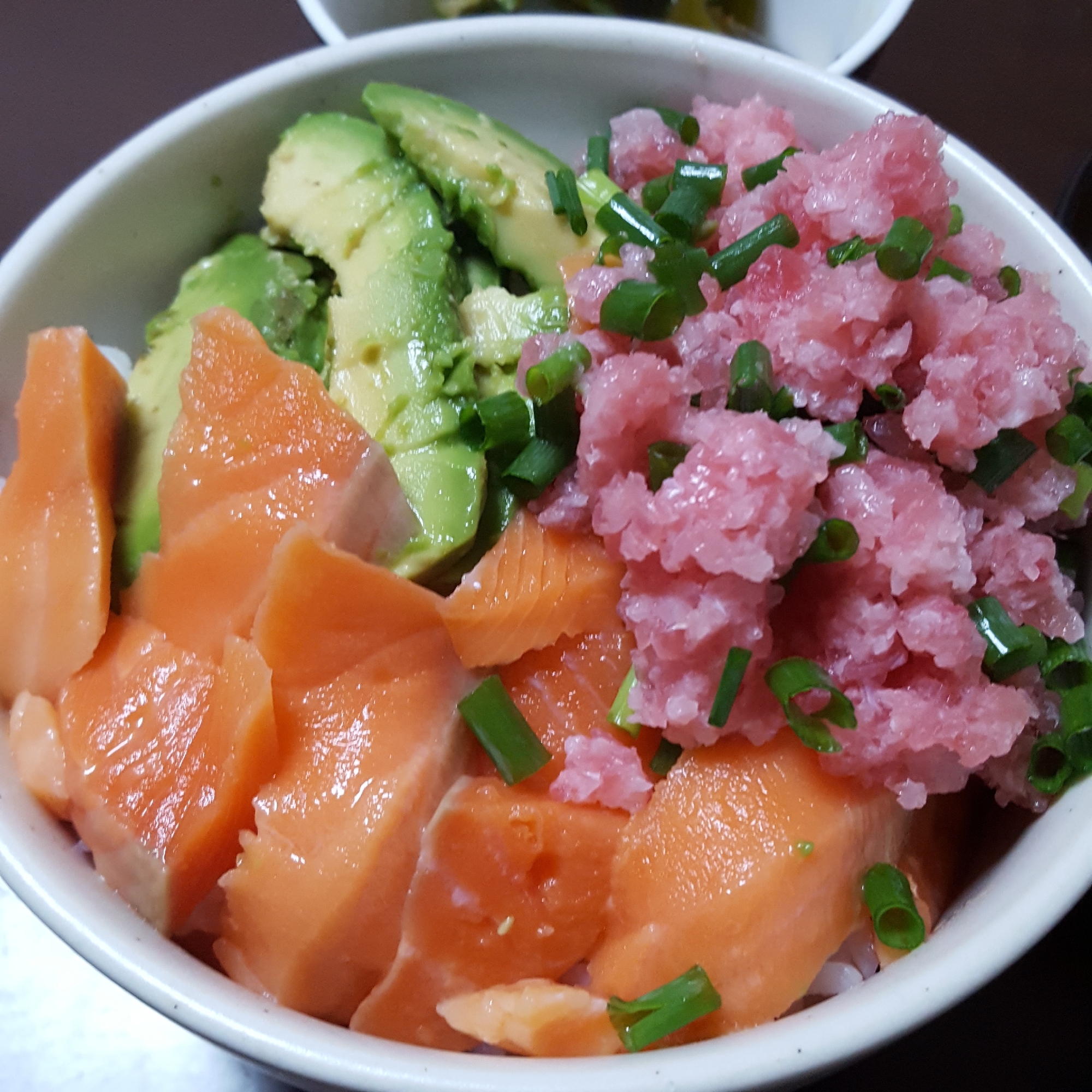 サーモン、ネギトロ、アボカド丼