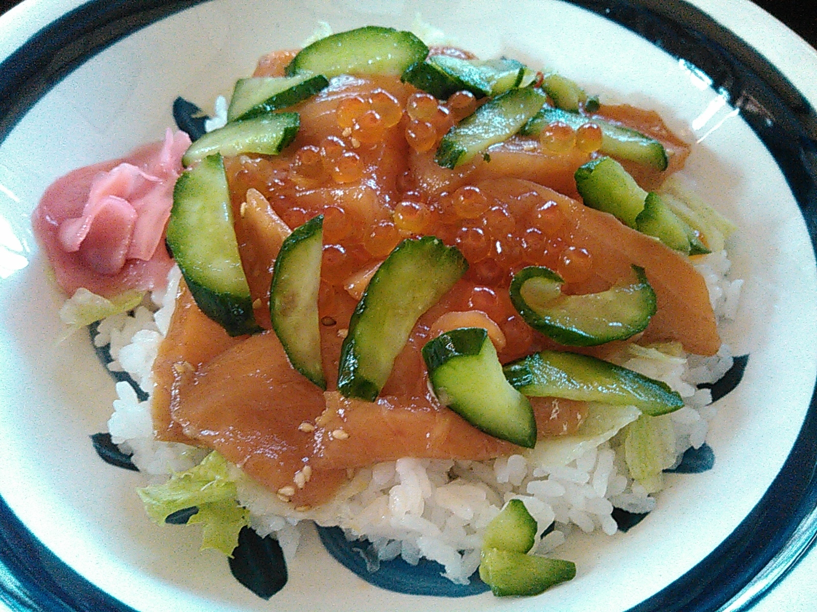 鮭とイクラのレタスきゅうり丼