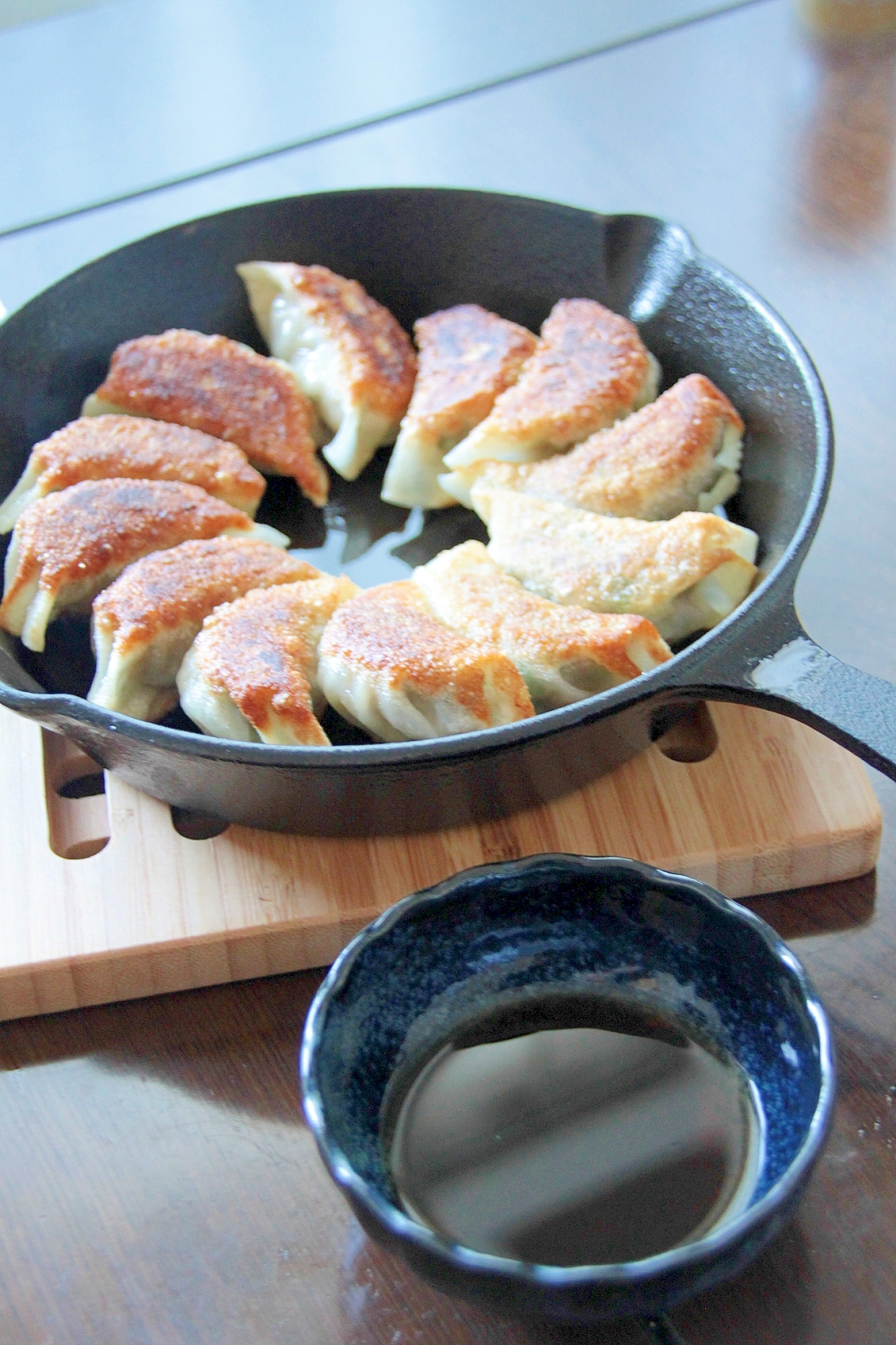 スキレットでカリカリ 鉄鍋餃子 レシピ 作り方 By ひで 楽天レシピ