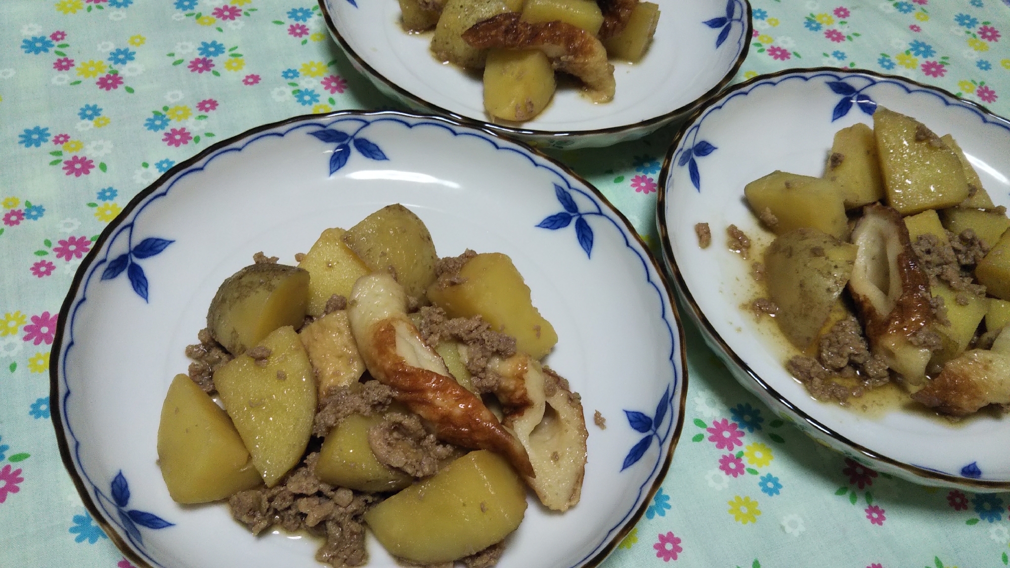 新じゃがと挽き肉と竹輪の煮物☆