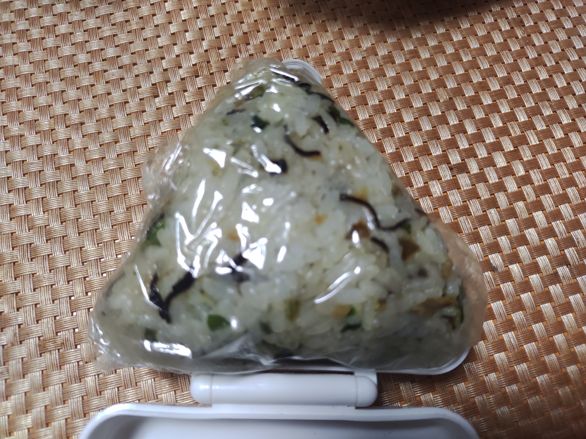 天かす塩昆布おにぎり